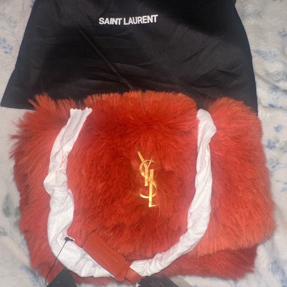 Saint Laurent Small Kate Reversible Shoulder Bag in a vibrant poppy red - Picture 2 of 10